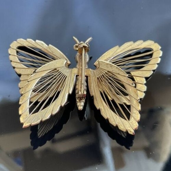 Vintage Signed "Monet" Gold Tone Wire Butterfly Moth Brooch Pin - Picture 2 of 2